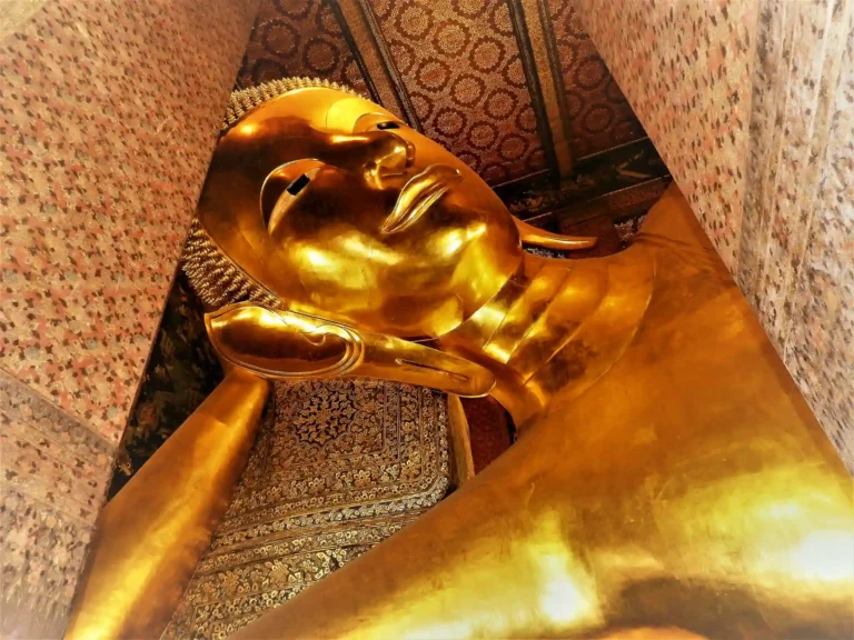 צילום תקריב של פסל הבודהה השוכב