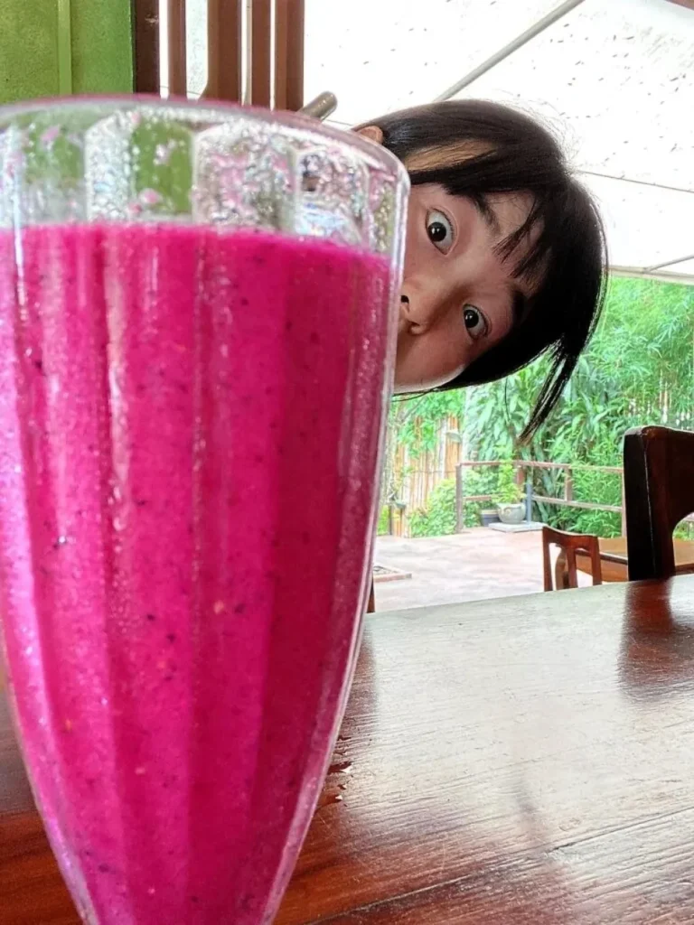 חברתנו הקוריאנית מציצה מאחורי כוס מיץ פירות ענקית