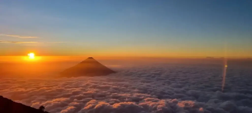 זריחה מעל הר הגעש Volcán de Agua