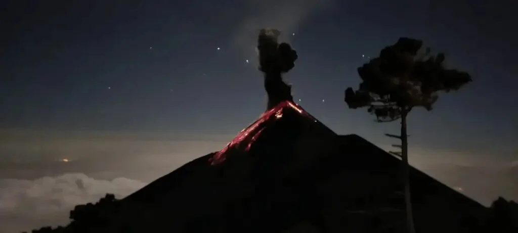 הר הגעש התפרץ, לבה זורמת במורד ההר
