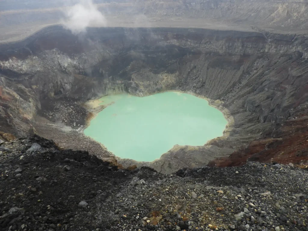 במכתש של  Volcán de Santa Ana יש לגונה בגווני טורקיז בהיר
