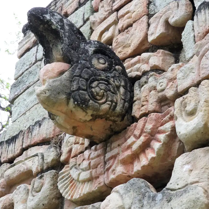 ראש של מקאו מפוסל באבן, משמש כשער במשחקי כדור