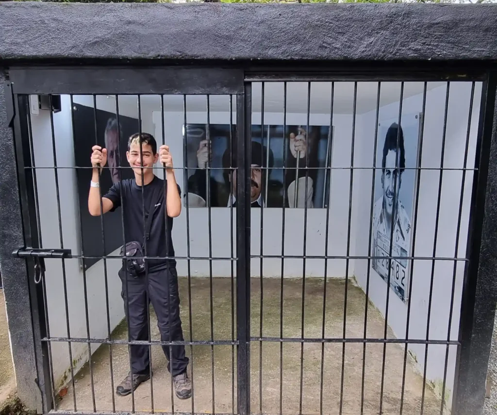 כפיר מאחורי הסורגים של תא הכלא של אסקובר