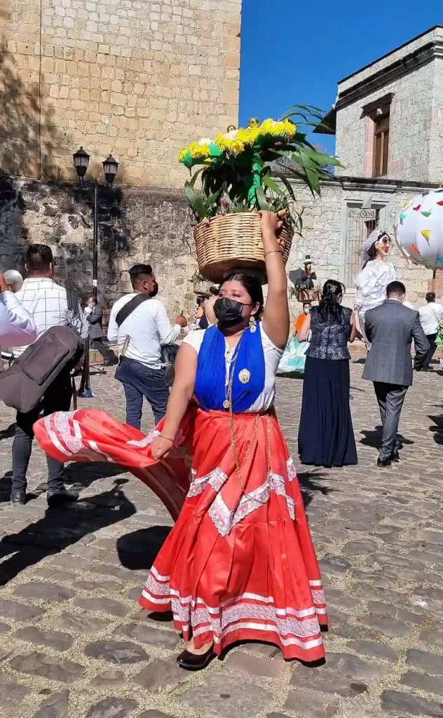 רקדנית בתלבושת מקומית רוקדת ברחוב לכבוד חתונה