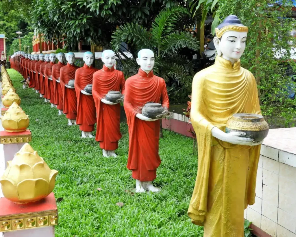 פסלים של נזירים בודהיסטים עומדים בטור ארוך