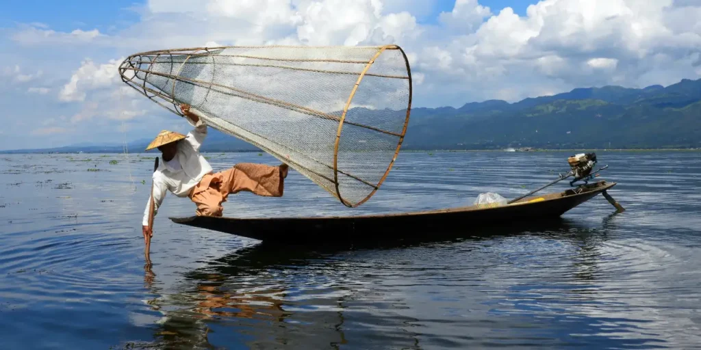 דיג בתלבושת מסורתית מדגים שיטות דיג עתיקות