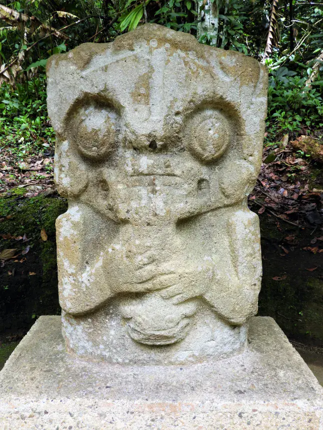 פסל אבן של דמות בעלת עיניים גדולות