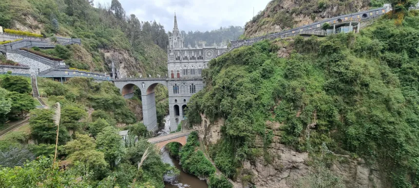 בזיליקת Santuario de Las Lajas בנויה על צלע ההר, הגישה אליה נעשית דרך גשר הבנוי מעל הנהר. 