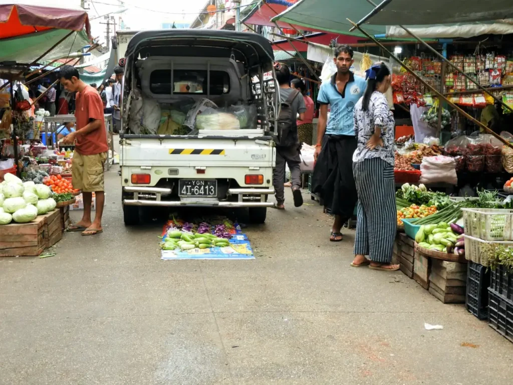 רכב נוסע מעל סחורה בשוק