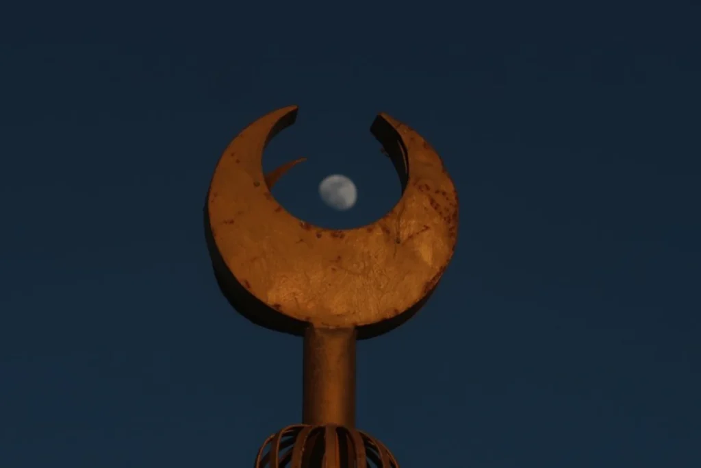 מראה הירח מבעד לסהר שעל המבנה בג'אבל הארון