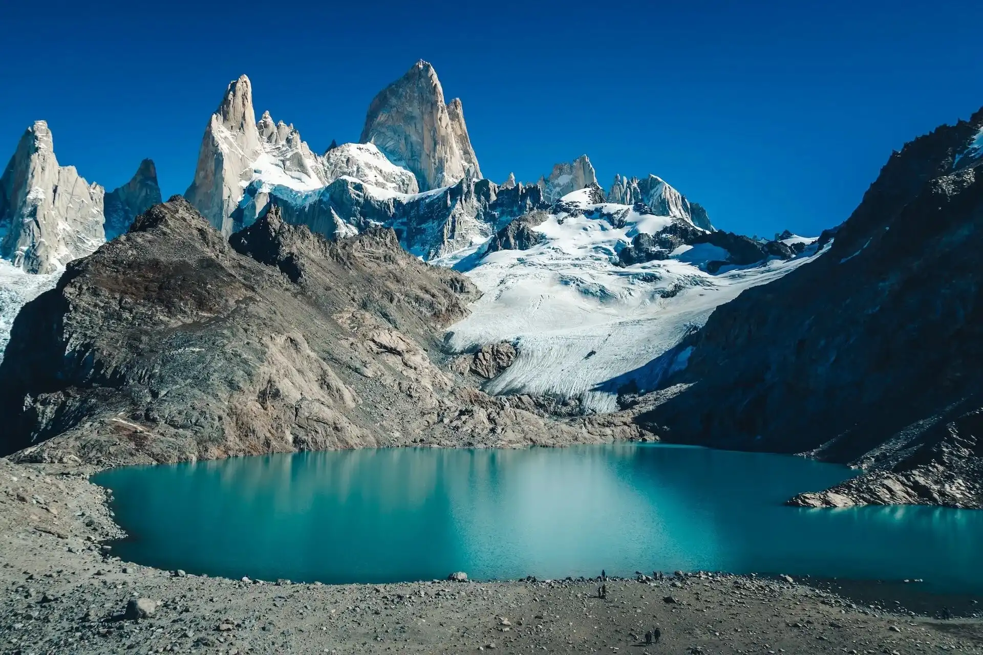 פסגת הר פיץ רוי באל צאלטן, ארגנטינה ולגונה בגוון טורקיז למרגלותיו