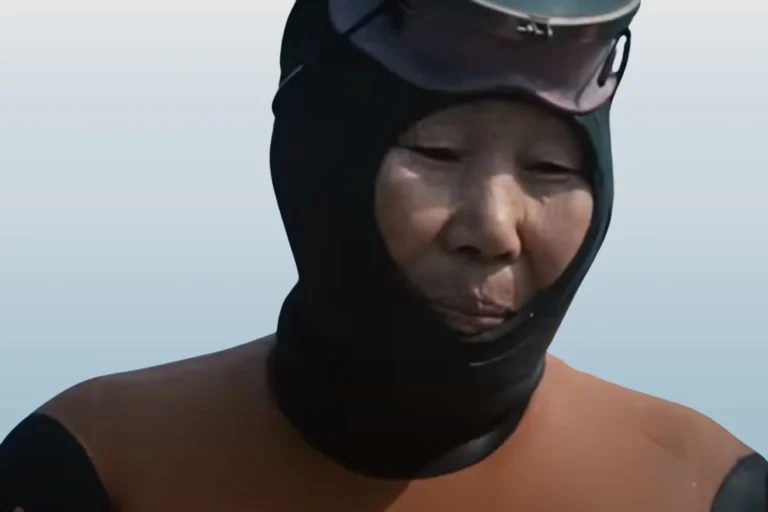 אישה מקומית מקהילת הנשים הצוללות צלילה חופשית באי ג'ג'ו שבקוריאה